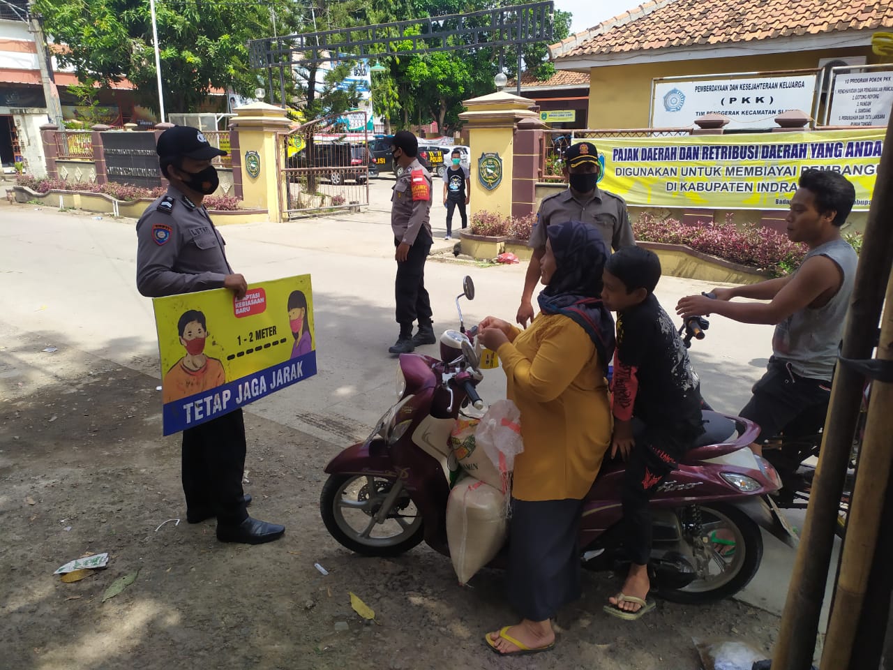 Polres Indramayu Polda Jabar Terus Berupaya Cegah Covid-19 Dengan Beri Imbauan dan Edukasi Pada Masyarakat
