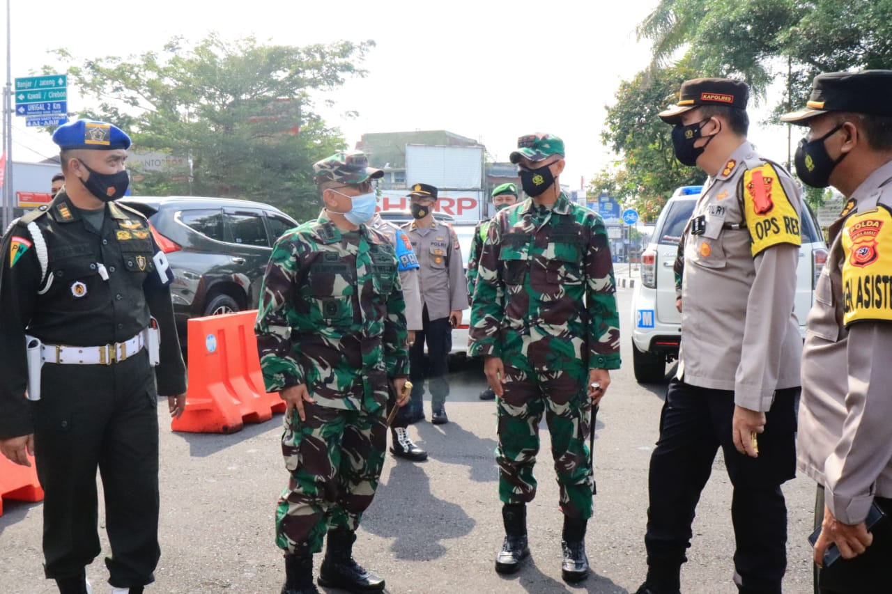 Sebagai Bentuk Kepedulian Terhadap Sesama, Kapolres Banjar bersama Polwan dan Bhayangkari Bagikan Takjil 