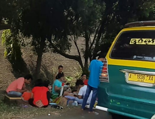 Kendaraan Wisatawan Bertumpuk di Pinggiran Jalur Tol Cilegon Timur