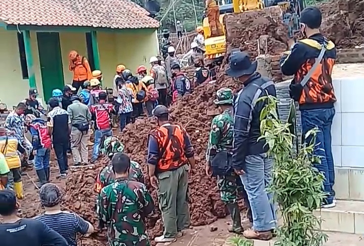 Pemuda Pancasila PAC Cimanggung Terjunkan Anggotanya Untuk Membantu Korban Bencana Longsor