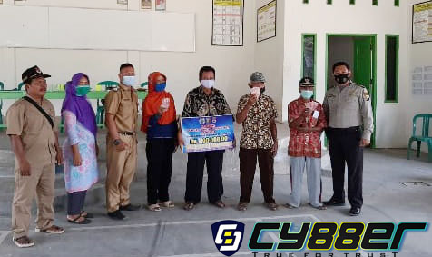 Bhabinkamtibmas Bripka Jumansah Lakukan Pengawalan Pembagian BLT-DD