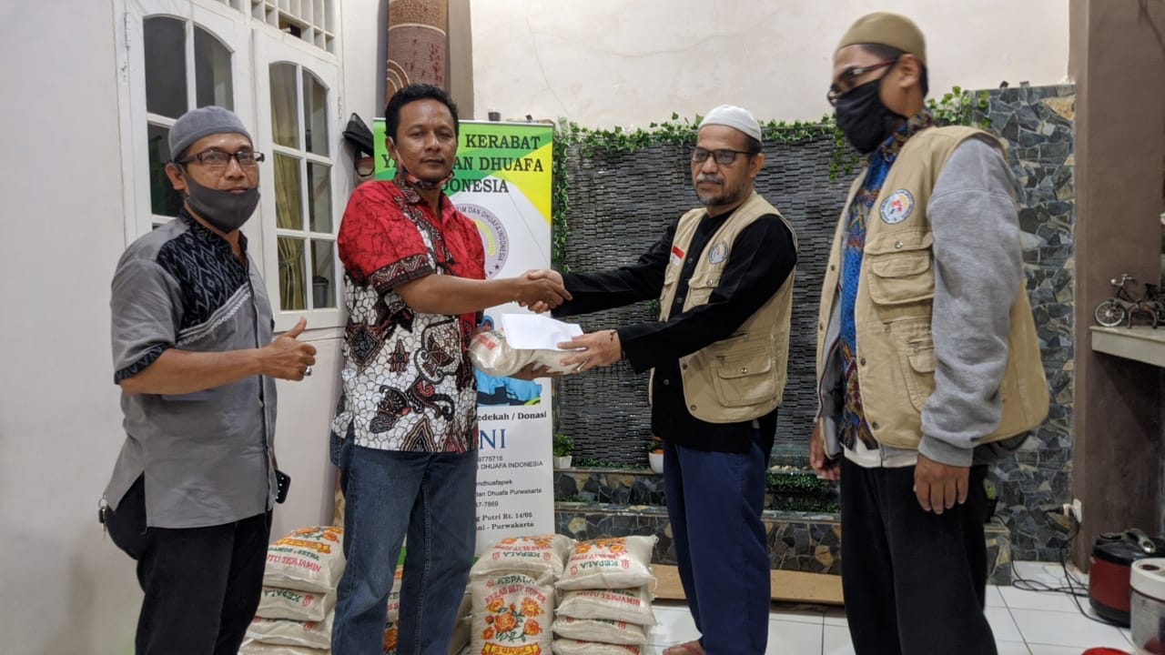 PDAM Gapura Tirta Rahayu Purwakarta Bagikan Sembako Kepada Yayasan KYDI