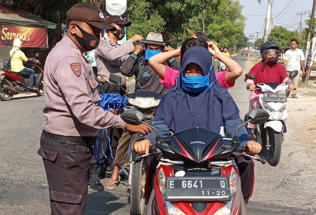 250 Masker di Bagikan Tiga Pilar Gabuswetan Saat Gelar Ops Yustisi