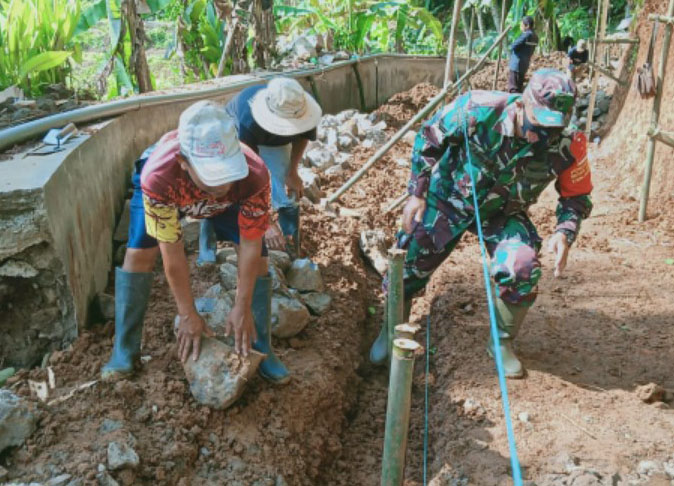 Kompaknya Sinergritas Babinsa Sertu Orbani Dengan Warga Desa Bolang Dayeuhluhur Cilacap