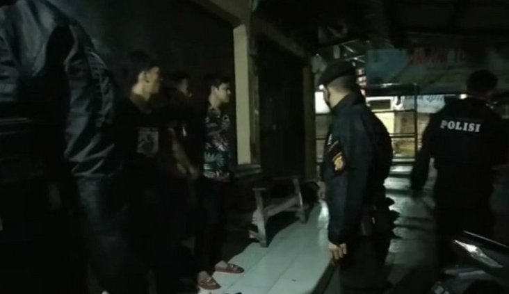 Sedang Asyik Pesta Miras, Sejumlah Remaja Lari Berhamburan Saat Melihat Patroli, Kejar-Kejaranpun Terjadi