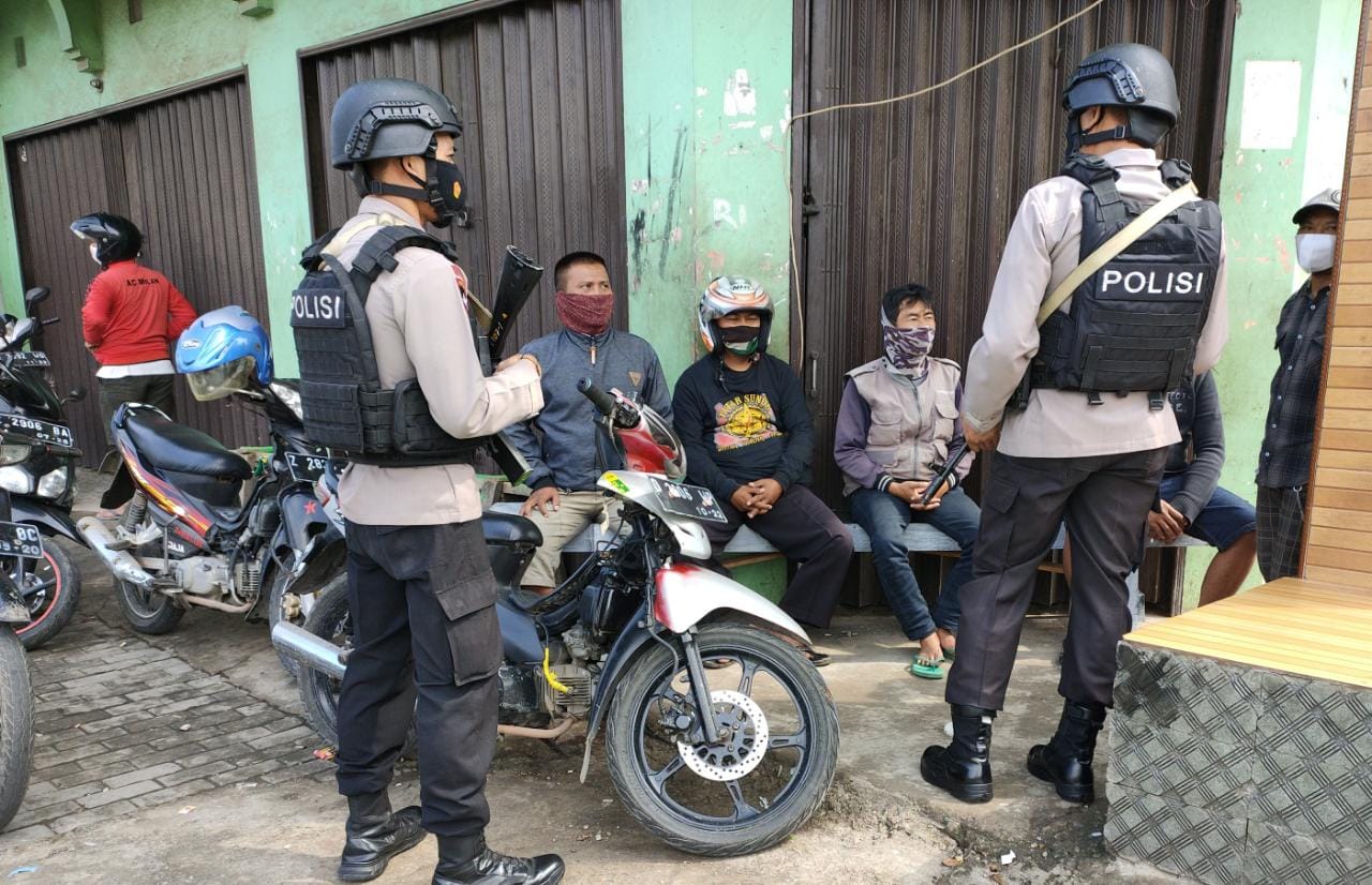 Tim Patroli Sat Brimob Polda Jabar Himbau Prokes Pada Ojek Pangkalan Warcin