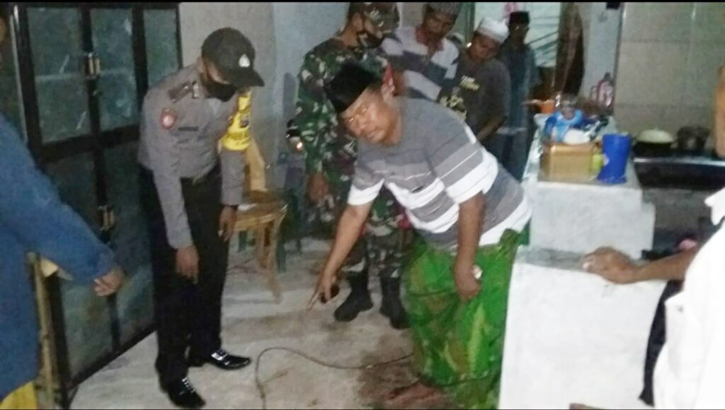 Polsek Galis Bersama Tiga Pilar Datangi TKP Laka Tunggal Tersengat Aliran Listrik