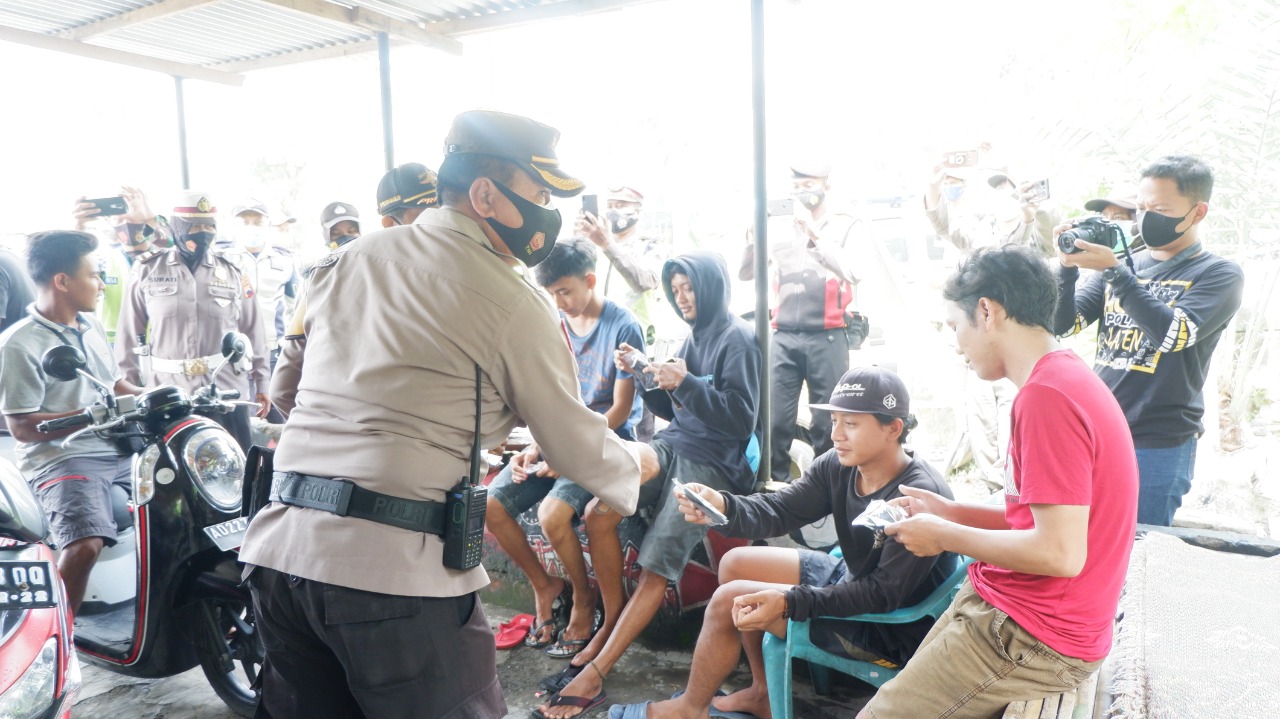 Jajaran Polres Kodim dan Satpol PP Klaten Kembali Membagikan Masker Gratis