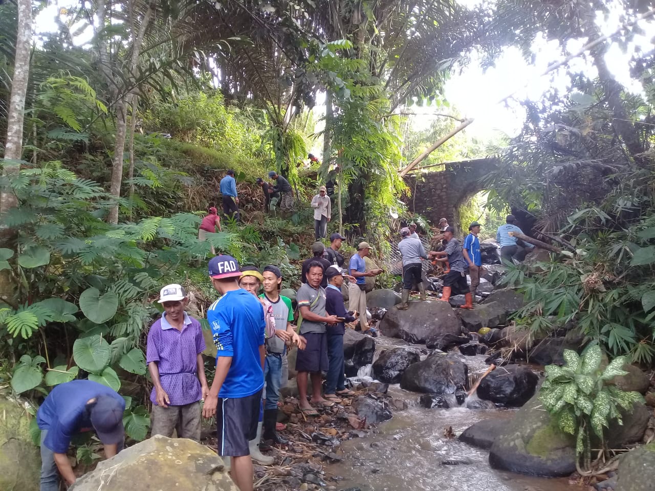 Karang Taruna "IPPG" Bersama Masyarakat Dusun Gununggeulis Laksanakan Kerja Bakti Perbaikan Jembatan