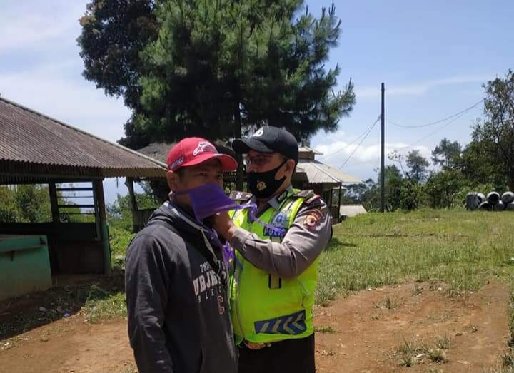Sosialisasikan 3M, Polsek Cingambul Bagikan Masker Pada Pengunjung Obyek Wisata Nyi Mas Cincin