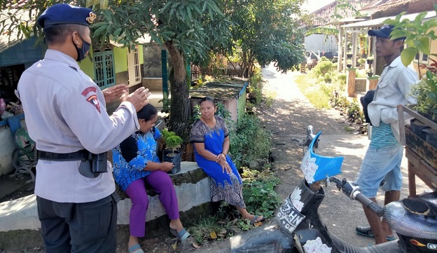 Sat Brimob Polda Jabar Sambangi Warga Gempol, Sampaikan Prokes