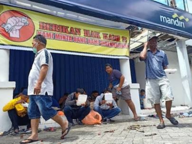 Uang Rp.2M Raib, Nasabah Segel Bank Mandiri dan Minta Tanggung Jawab