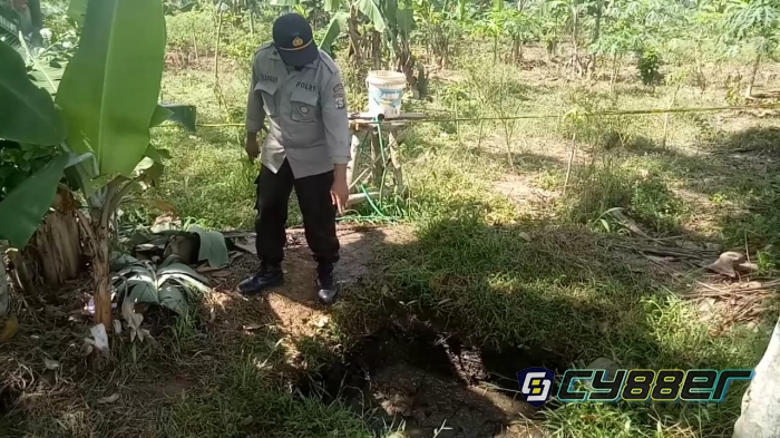 Mayat Tanpa Identitas Terbungkus Plastik Ikan Ditemukan di Penampungan Air Ladang