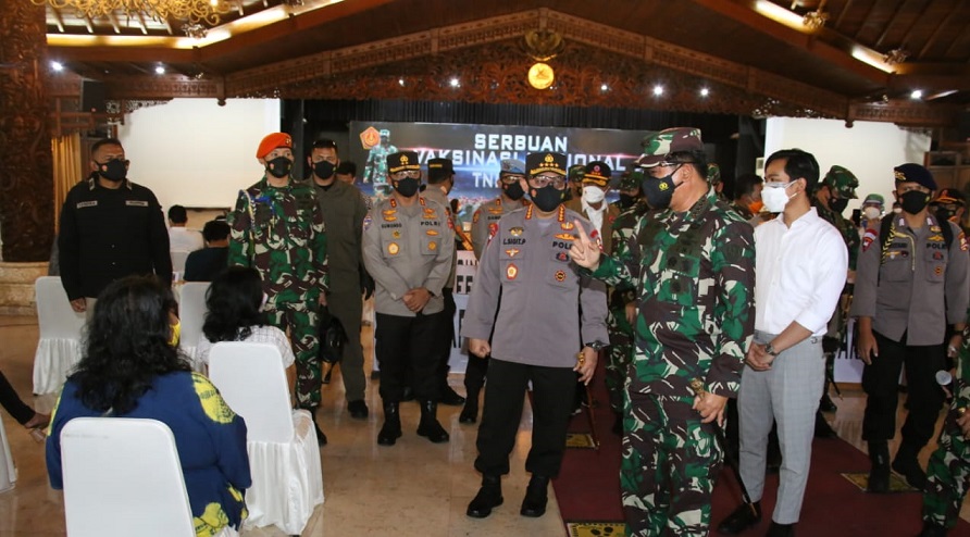 Tinjau Serbuan Vaksinasi di Solo, Ini yang Disampaikan Panglima TNI dan Kapolri