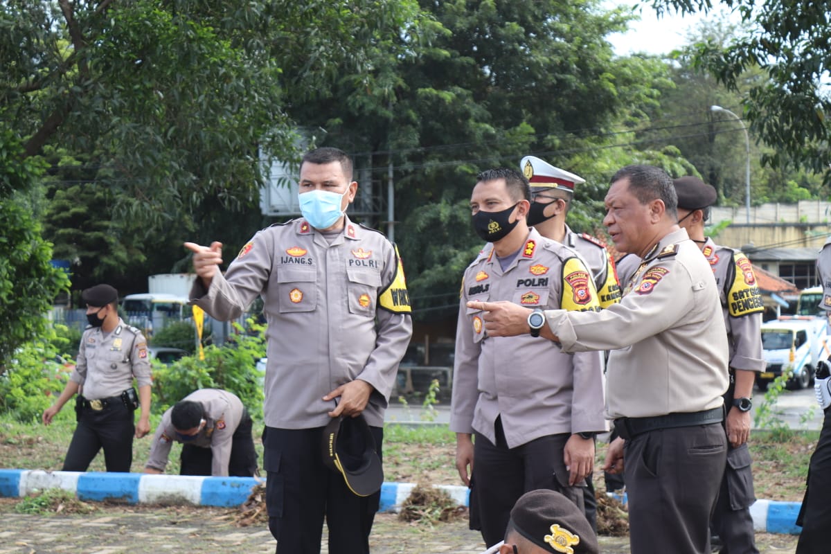 Kapolres Purwakarta Bersama Personil Lakukan Bersih Bersih Lingkungan