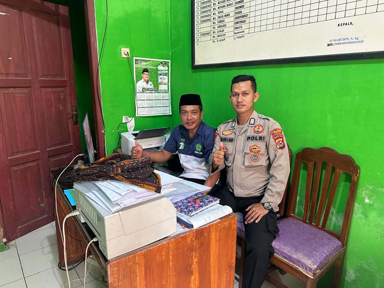 Guna Menjaga Kondusiftias Wilayah Menjelang Pilkada Serentak Kanit Binmas Bripka Agus Hendriyana S.H Melaksanakan Giat Cooling System 