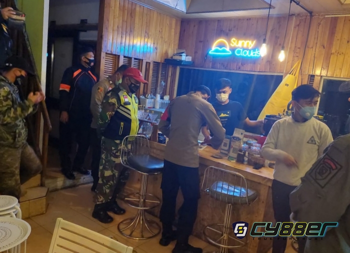 Pencegahan Penyebaran Covid-19 Dimasa PPKM Darurat, Polisi Laksanakan Patroli Dan Bubarkan Kerumunan