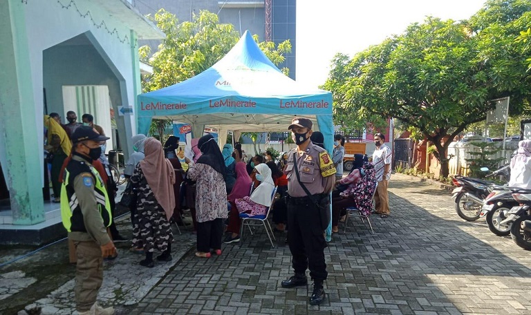 Dua Bhabinkamtibmas Polres Cirebon Kota Polda Jabar Sambang Monitor Giat Vaksinasi 
