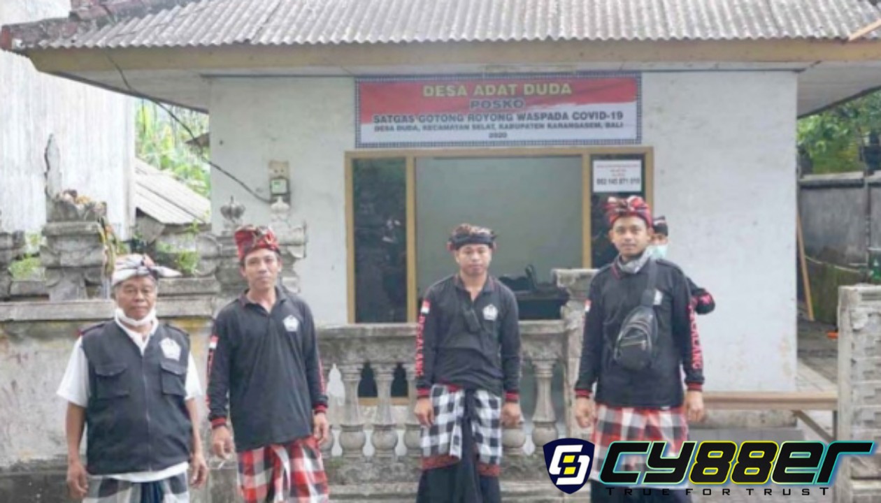 Pecalang Desa Adat Duda Berjaga-Jaga di Sekretariat Satgas Penanggulangan Covid 19