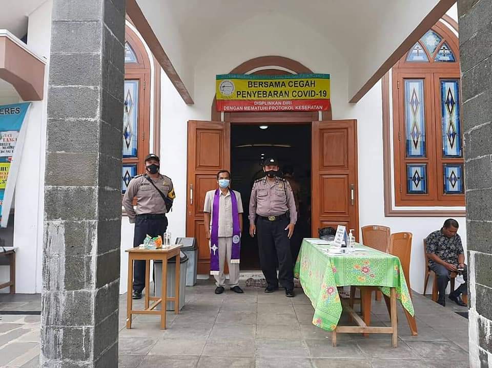 Polres Majalengka Polda Jabar Terus Lakukan Pengamanan dan Himbauan Penerapan Prokes Kepada Jemaat di Sejumlah Gereja