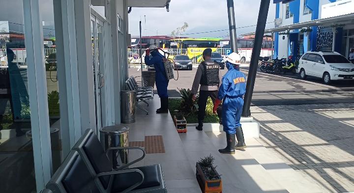 Putus Mata Rantai Covid-19 di Kabupaten Garut, Sar Brimob Polda Jabar Lakukan Penyemprotan Disinfektan di Terminal Guntur