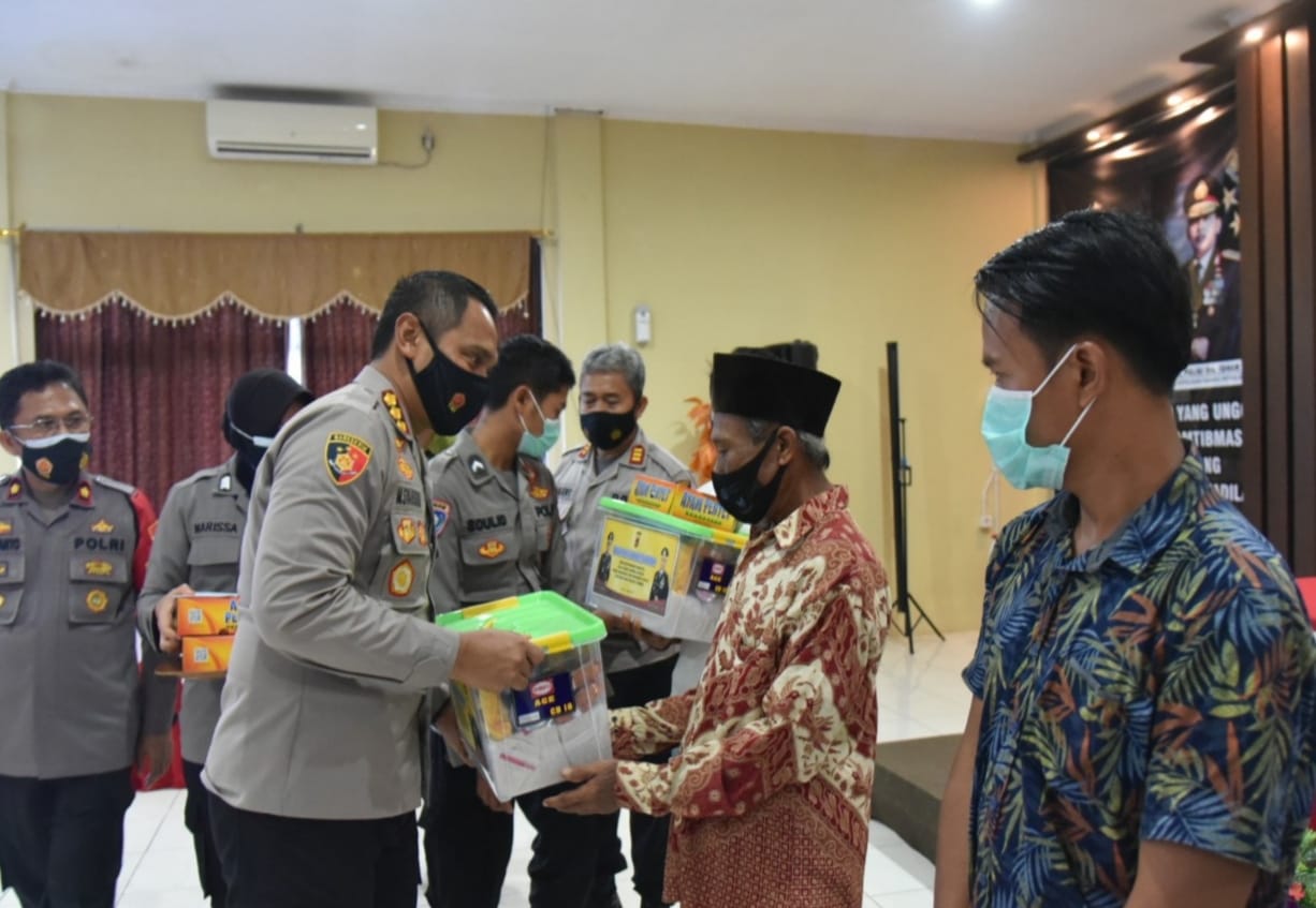 Bakti Sosial Polresta Cirebon Polda Jabar Salurkan Bantuan Untuk Penyandang Disabilitas