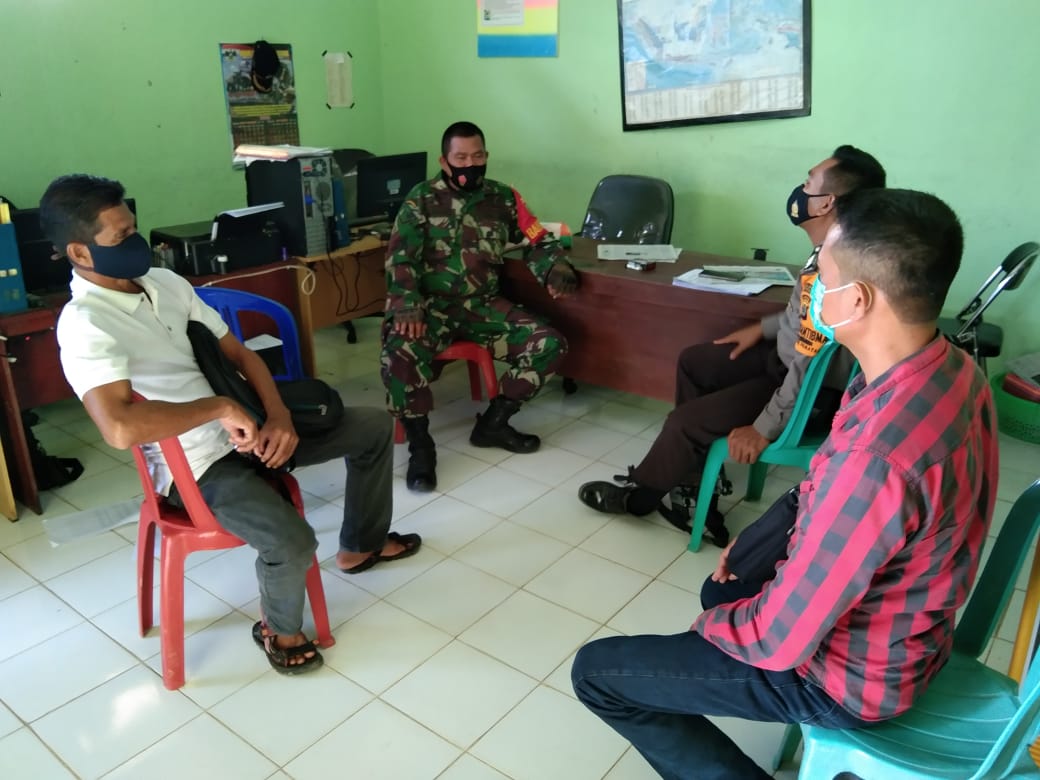 Dalam Melaksanakan Komsos, Serda A Nadmi Sosialisasikan Prokes kewarga Binaanya
