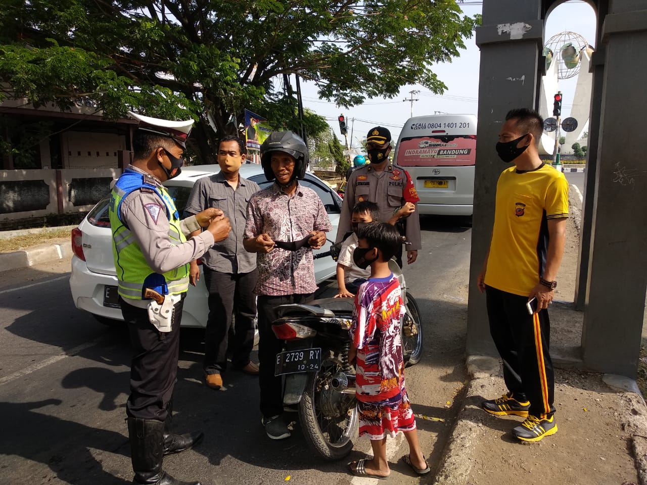 Petugas Gabungan Polres Indramayu Berikan Teguran Kepada Warga di Ops Yustisi