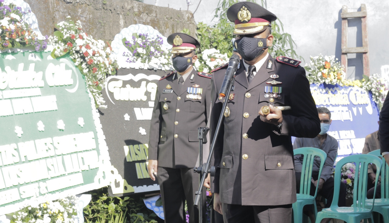 Kapolres Sumedang Pimpin Upacara Penyerahan Dan Pemakaman Jenazah Alm. Aipda. Rahmat Secara Kedinasan