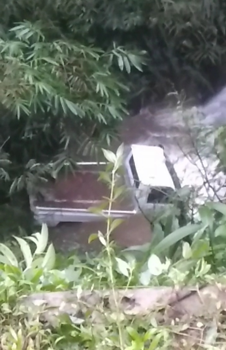 Mobil Membawa Material Proyek Jalan di Desa Kutaagung Masuk Jurang