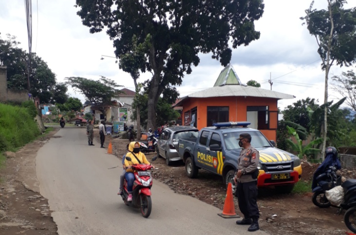 Subsektor Sukasari Polres Sumedang bekerjasama dengan Forkopimcam Gelar penertiban Prokes Covid-19
