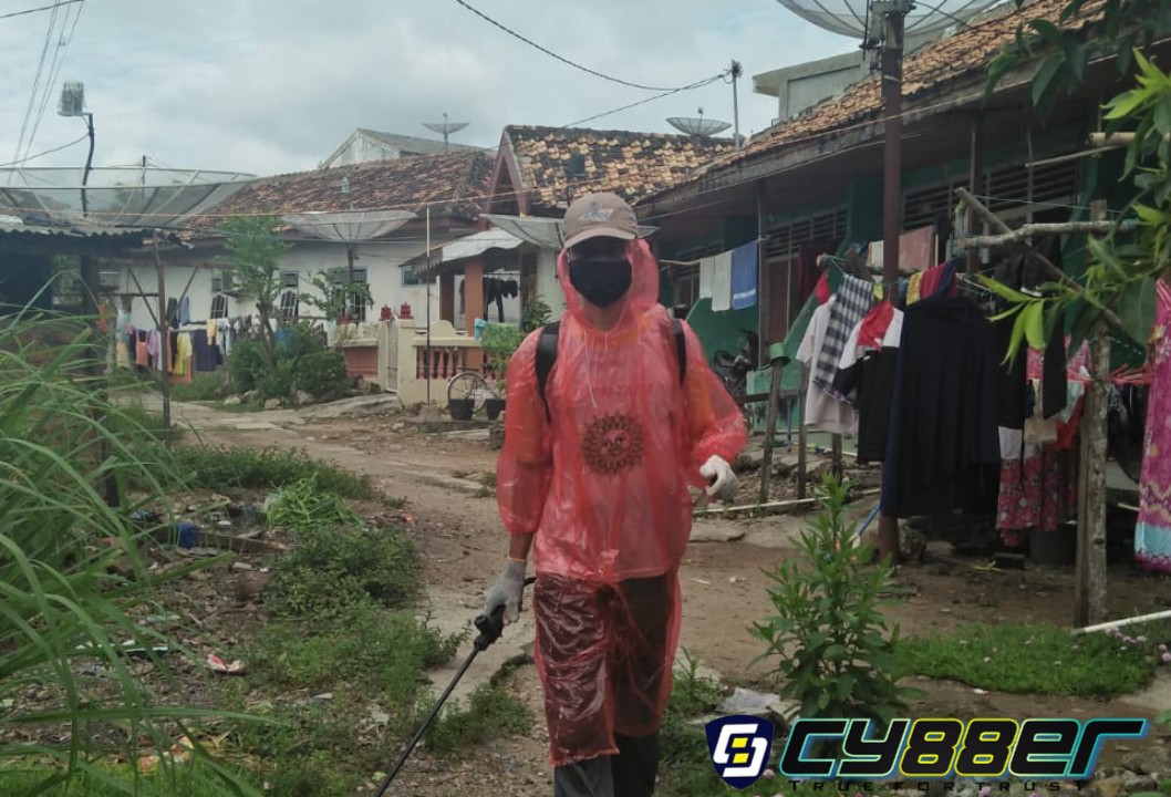 Cegah Covid-19, Ketua Rt 010/Rw 003 Kelurahan Kemalaraja Semprotkan Cairan Desinfektan Ke-200 Rumah Warga