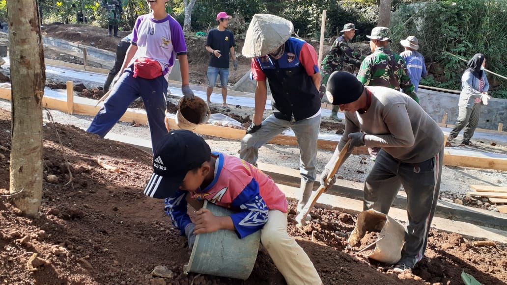 Kepolosan Dan Keceriaan Muhamad Rizky Jadi Penyemangat Satgas TMMD Reguler Ke 108 Kodim 0611/Garut
