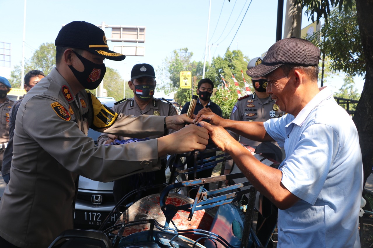 Kapolres Cirebon Kota Polda Jabar Bagikan Masker Guna Pendisiplinan Masyarakat