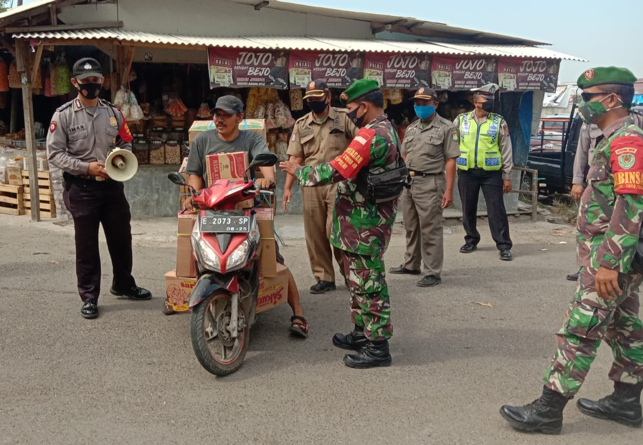 Patroli Tiga Pilar Karangampel Ajak Masyarakat Untuk Tetap Memakai Masker