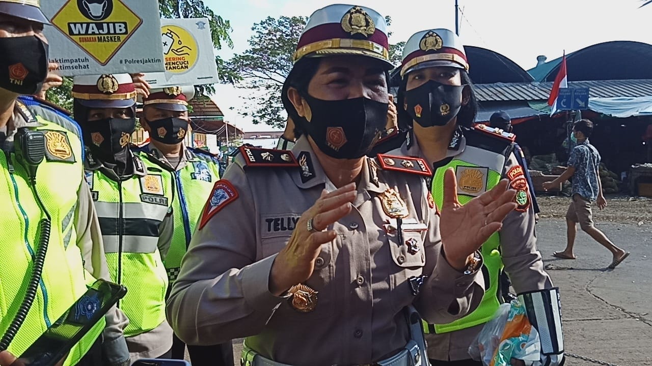 Sat Lantas Polres Metro Jakarta Timur Laksanakan New Normal, Membagikan Masker dan Protokol Kesehatan