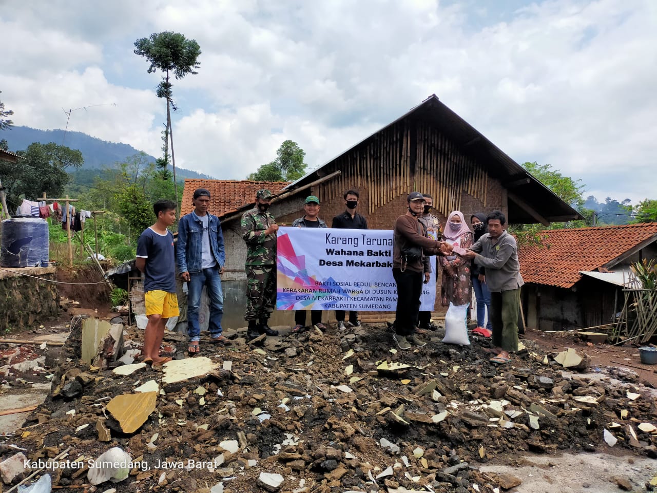 Karang Taruna Wahana  Bakti menyerahkan Bantuan Kepada Korban Bencana Kebakaran