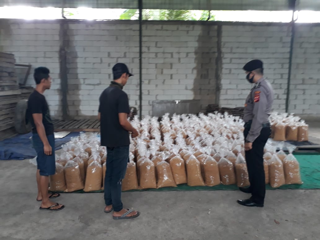 Polres Banjar Jabar Edukasi Dan Sosialisasi 3M  2T di Lokasi Produksi Gula Merah