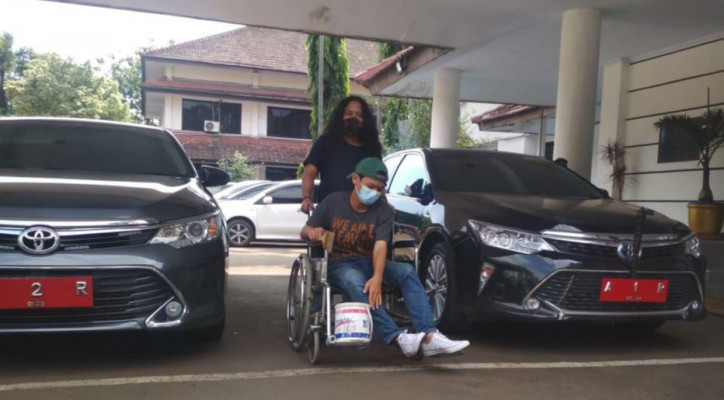 Kritisi 100 Hari Kepemimpinan Heldi-Sanuji, Demonstran Kelilingi Kantor Walikota Cilegon Gunakan Kursi Roda