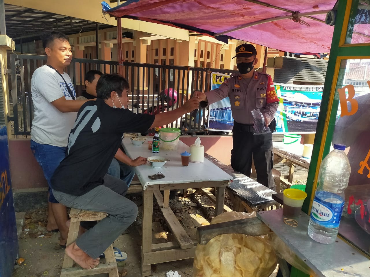 Polsek Indramayu Bagikan 300 Masker Pada Giat Ops Yustisi