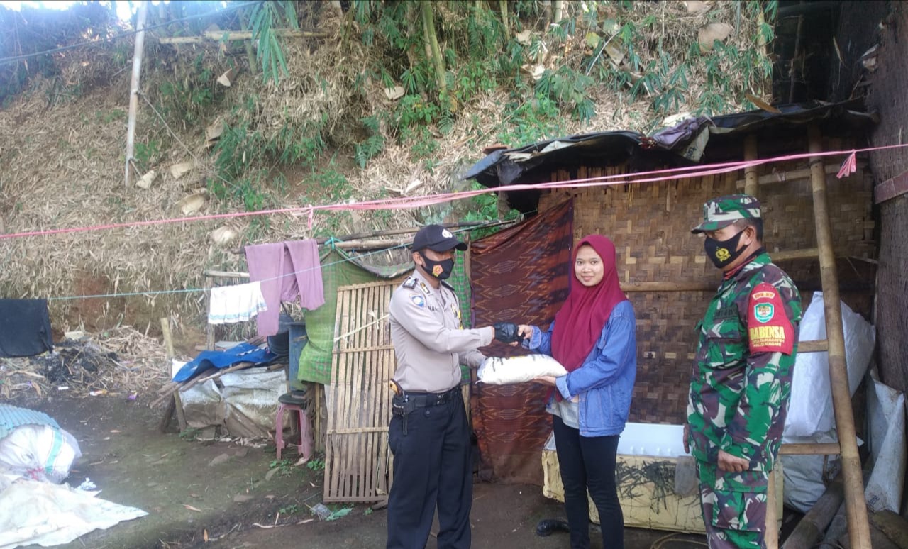 Setelah Dilepas di Mako Polres Sumedang Bhabinkamtibmas Desa Sukarapih Langsung Bagikan Sembako Pada Warga Terdampak Covid-19