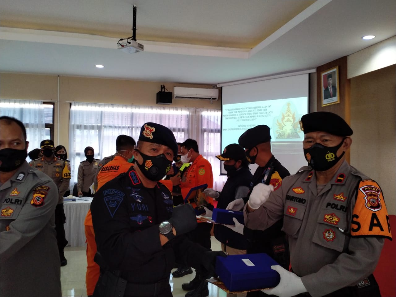 Dansat Brimob Polda Jabar Berikan Penghargaan Kepada Para Pahlawan Relawan SAR Sumedang