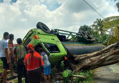 Truk Muat HCL Terguling Akibat Bahu Jalan Amblas