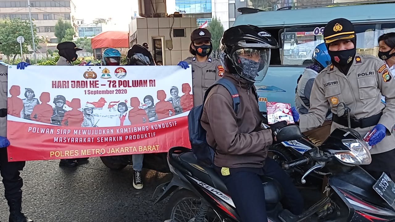 Hut Polwan ke 72, Polwan Polres Metro Jakbar Bagikan Masker ke Pengguna Jalan