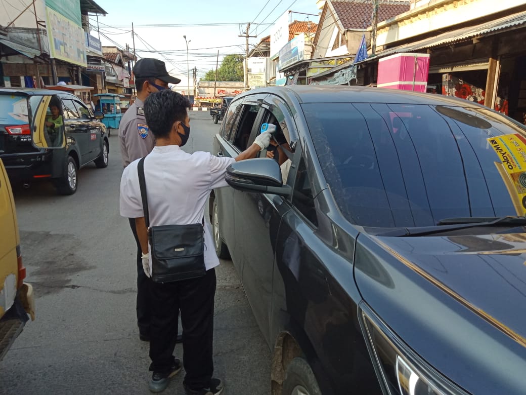 Polsek Kandanghaur Tingkatkan Pengecekan Suhu Pada Pengendara Roda Empat