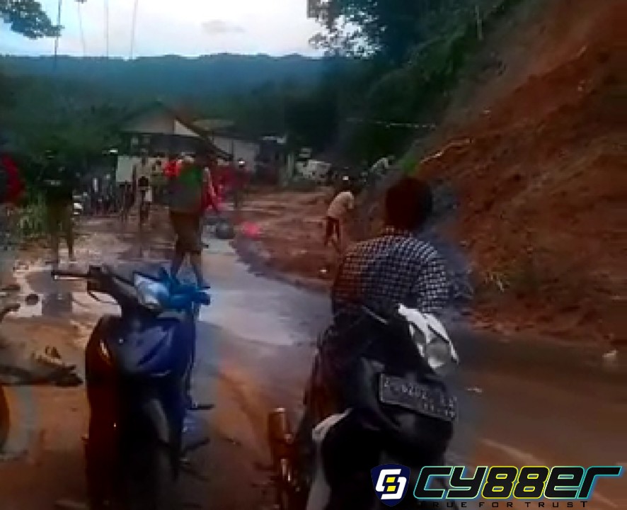 Jalan di Kp.Leuwi Kakara Desa Ciudian Singajaya Garut Cukup Licin dan Membahayakan Pengendara, Akibat Tebing Longsor