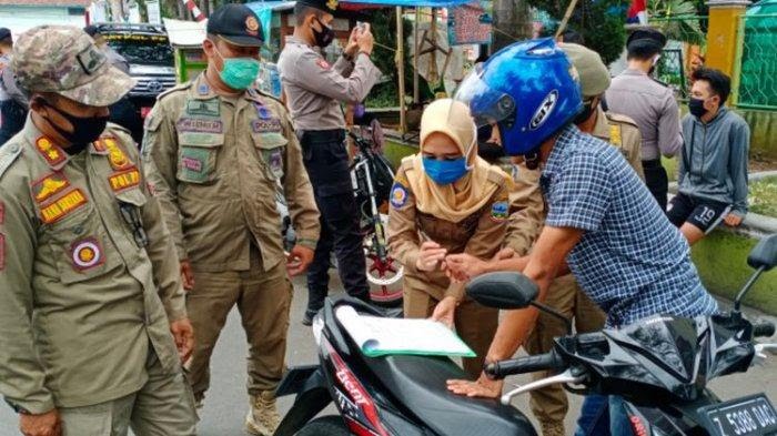 Petugas Gabungan Satpol PP dan TNI Polri Kabupaten Garut Menggelar Razia Masker