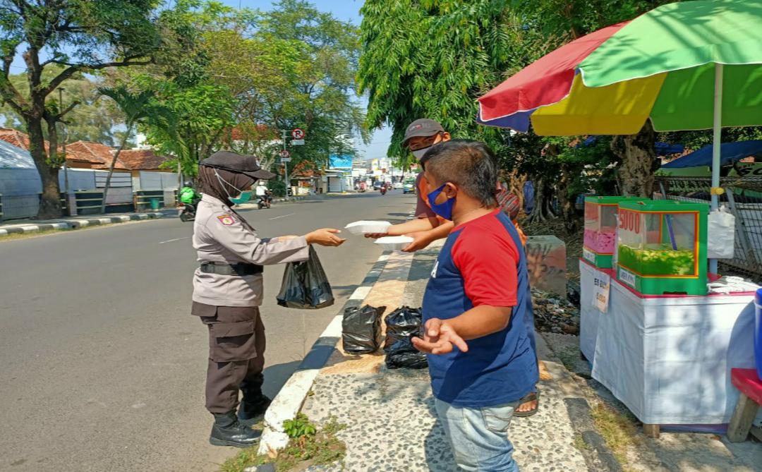 Dapur Sinergitas Tni Polri Bagi Bagi Nasi Kotak Kepada Tukang Becak, Sopir Angkot Dan Ojol di Kabupaten Subang