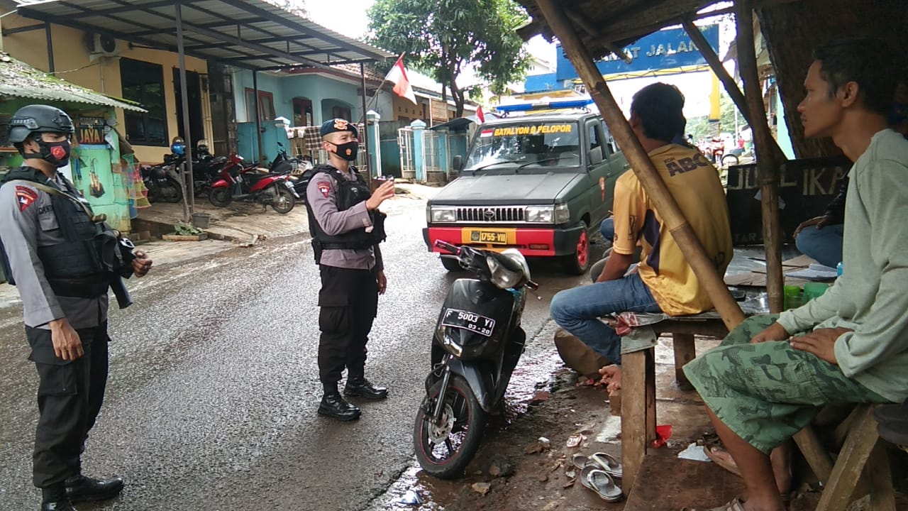 Personel Sat Brimob Polda Jabar Sosialisasikan PPKM Kepada Masyarakat Kampung Tangguh Jangari