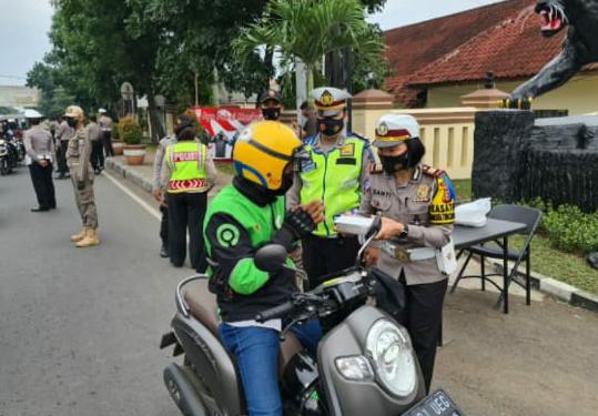 Ops Zebra Lodaya 2020 Polres Cimahi Polda Jabar Bagi-Bagi Nasi Kotak dan Sosialisasi 3M Protokol Kesehatan